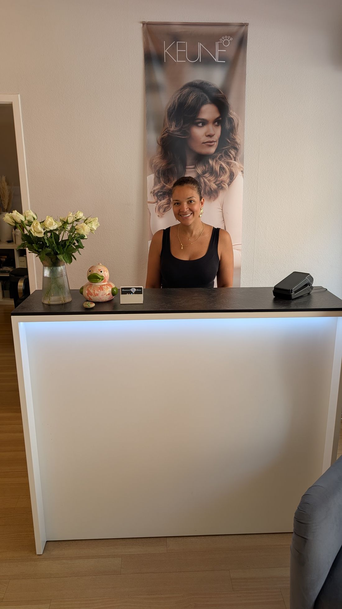 Argelys an der Empfangstheke des Salons