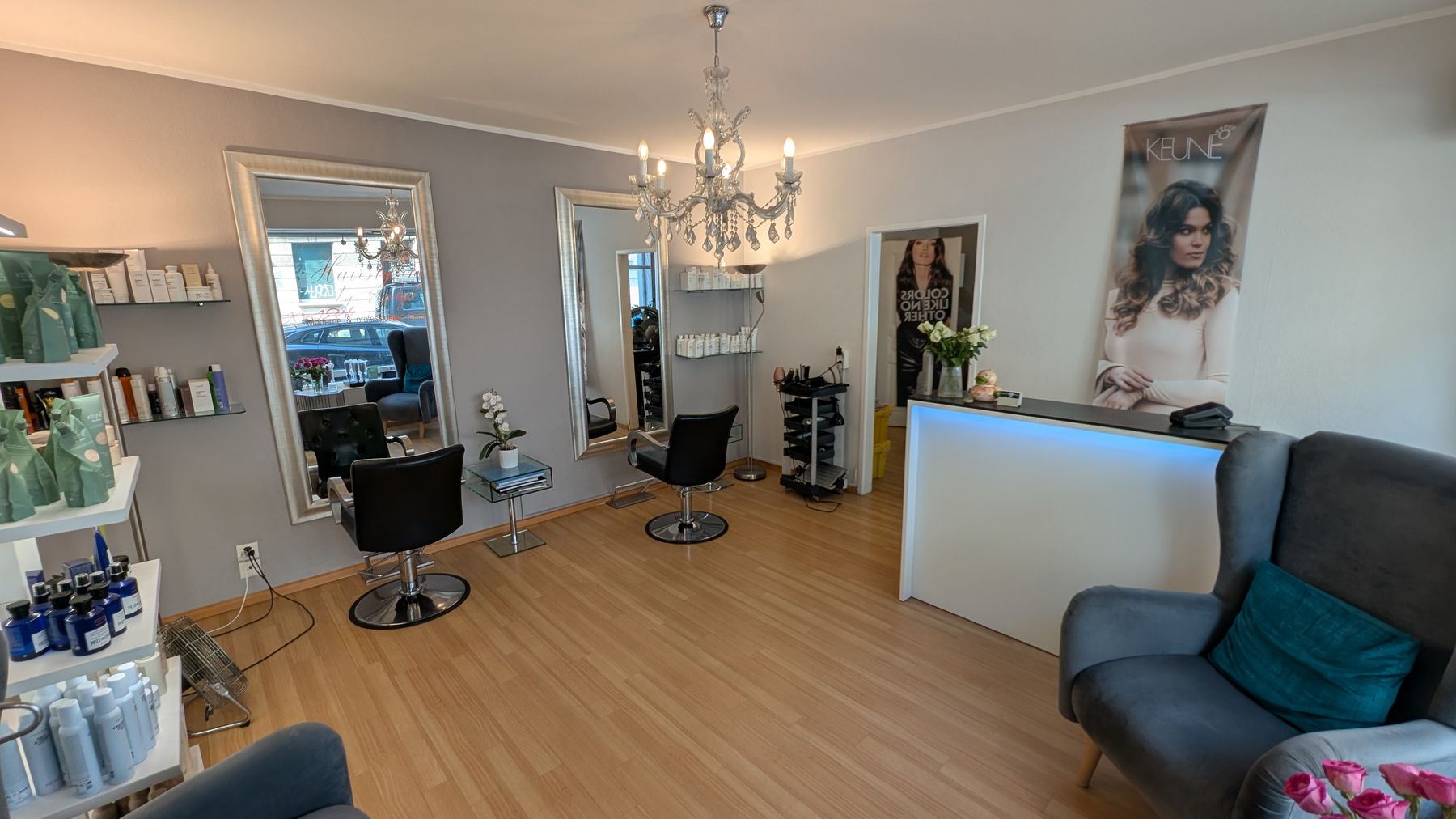 Blick in den Salon von Hairstyling by Argelys mit zwei Coiffeurstühlen, Spiegeln und Kronleuchter