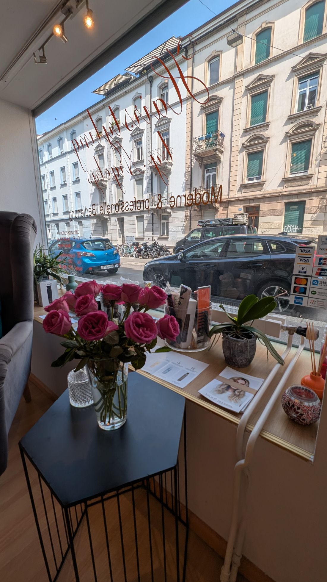 Fensterplatz im Salon mit Rosen und Blick auf die Hochstrasse